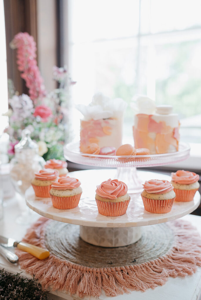 photo de cupcakes sur un cakestand