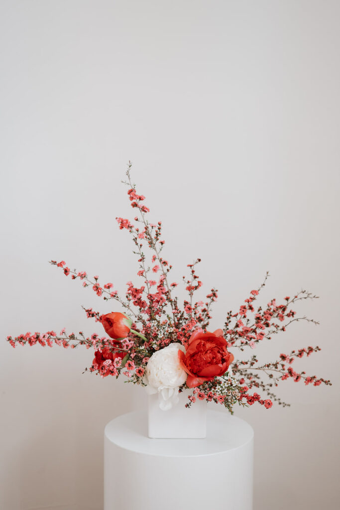 Centre de table avec des fleurs rouges 