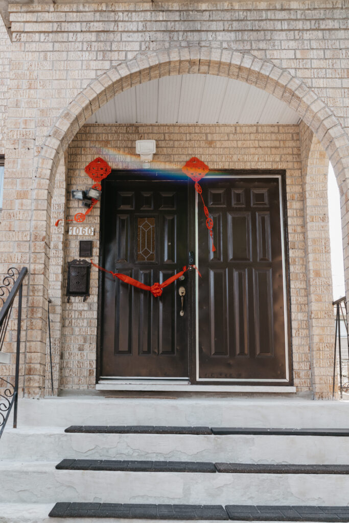 Door with red Ruban for a chinese wedding in Montreal