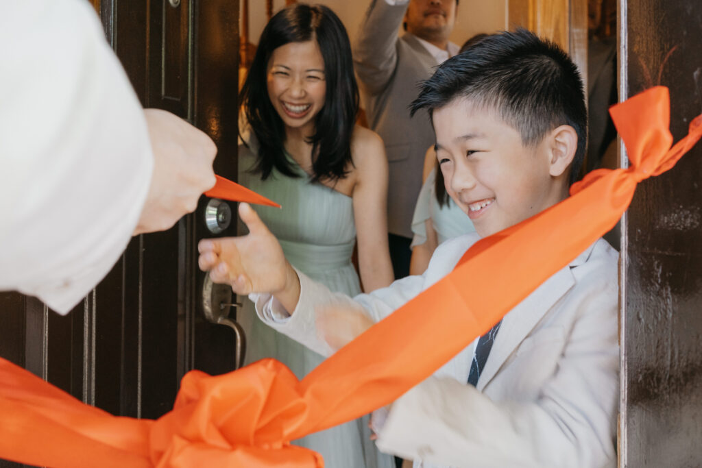 Kid accepting red envelopes from the groom at a chinese wedding in Montreal