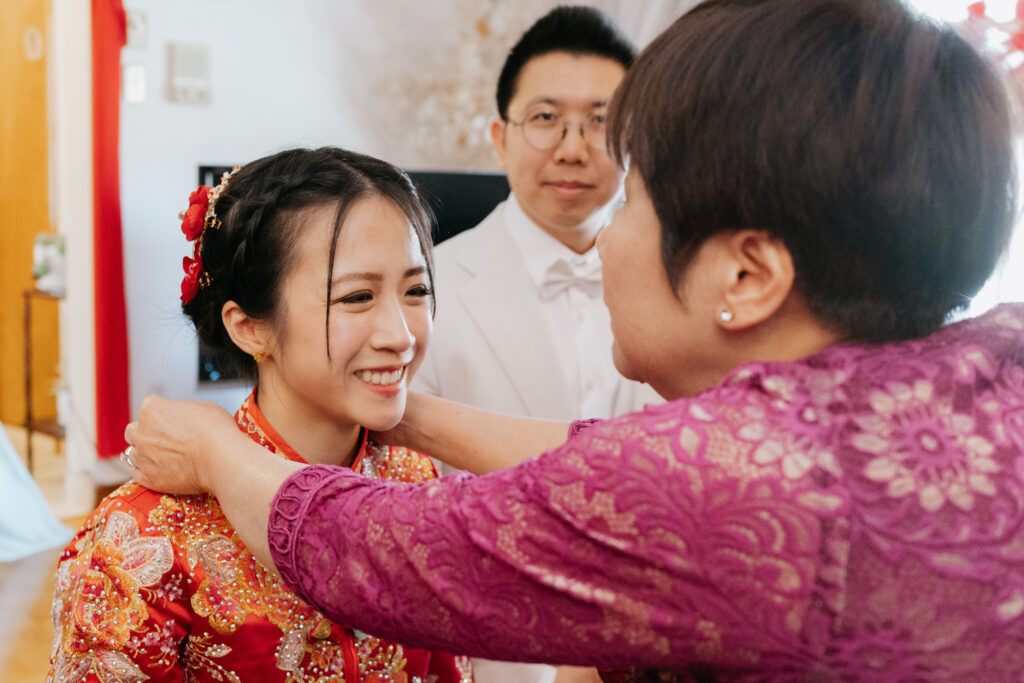 bride's mom giving a necklace to her daughter